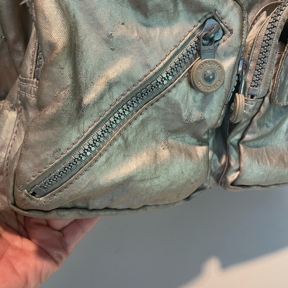 KIPLING Defea nylon crossbody bag metallic biege ,some distressed parts 👀 video - Picture 10 of 10